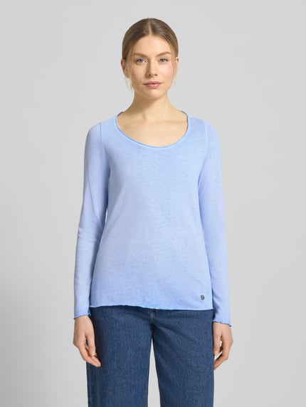 Vrouwenmodel draagt Longsleeve met Rundhalsausschnitt van Smith and Soul, katoenmix, regular fit, labeldetail, lichtblauw, voorkant volledig zichtbaar, Ganzkörperansicht von vorne.