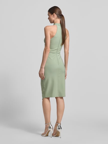Kobiece modelka nosi Slim Fit Kleid mit Stehkragen von Lipsy, elastyczna mieszanka materiałów, asymetryczny krój, bez rękawów, marszczenia, długość tyłu w rozmiarze 36: 105 cm, szerokość w rozmiarze 36: 34 cm, zielony kolor, gładka faktura, całkowity widok z tyłu.