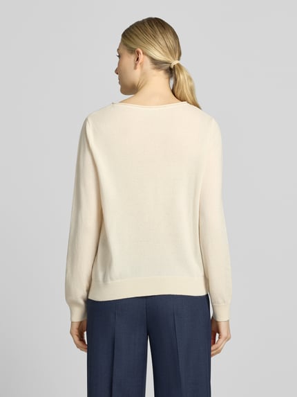 Frauenmodel trägt Regular Fit Pullover aus Schurwoll-Kaschmir-Mix Modell 'Lisa' von Brax, cremefarben, glatte Textur, Ganzkörperansicht Rückansicht. Damen Pullover von Brax.