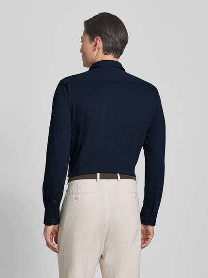 Männermodel trägt Slim Fit Businesshemd aus Baumwoll-Mix Modell 'P-HANK-S' von BOSS, Optik: unifarben, Ganzkörperansicht Rückansicht.