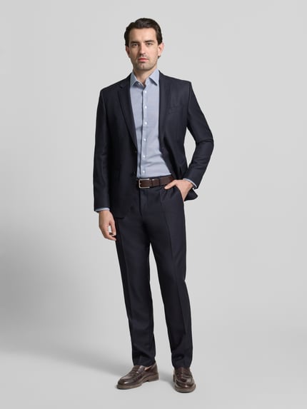 Männermodel trägt Regular Fit Business Hemd aus katoen met kentkraag van Christian Berg Men in lichtblauw, geheel van voren, regular fit, knoopsluiting, ruglengte 78 cm, schouderbreedte 47 cm, mouwlengte 65 cm, Ganzkörperansicht von vorne.