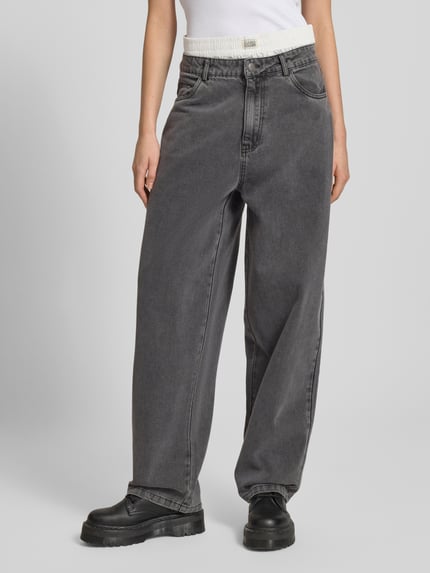 Frauenmodel trägt Relaxed Fit Jeans im Boxer-Look von Karo Kauer, grauer Baumwoll-Viskose-Mix mit Eingrifftaschen, Ganzkörperansicht von vorne