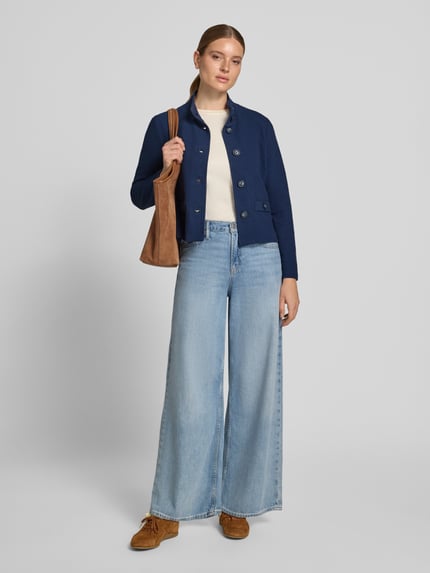 Frauenmodel trägt Regular Fit Kurzblazer aus Baumwoll-Mix von Betty Barclay in Dunkelblau zu heller Jeans, Ganzkörperansicht von vorne. Damen Kurzblazer von Betty Barclay.