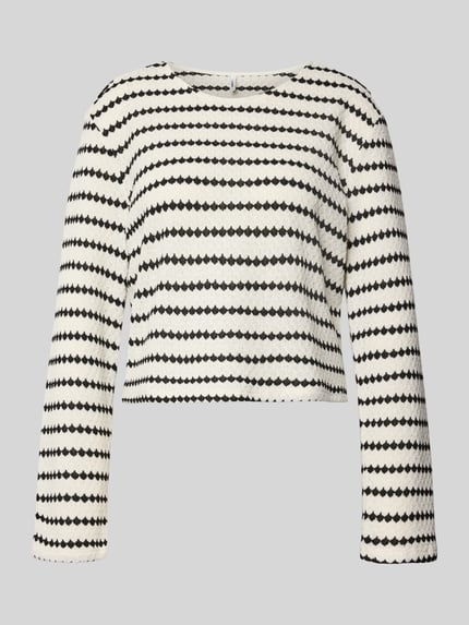 Produktfoto, Relaxed Fit Langarmshirt mit Baumwoll-Anteil Modell 'EVA' von Only mit Optik:Allover-Muster, Struktur-Muster, cropped, Rundhals, Feinstrick, Farbkombination aus Schwarz und Weiß.