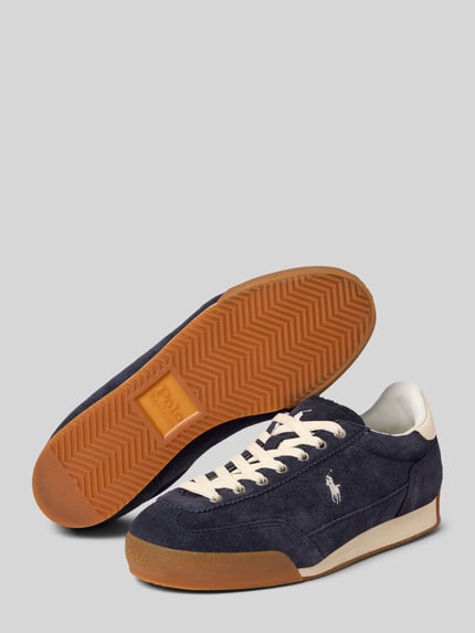 Productfoto, Low Top Sneaker aus echtem Veloursleder Modell 'HESTER' van Polo Ralph Lauren in effen donkerblauw met afgeronde neus, platte zool, contrastdetails, labelprint, logo-stiksel en gestructureerde zool, gemaakt van echt leer.