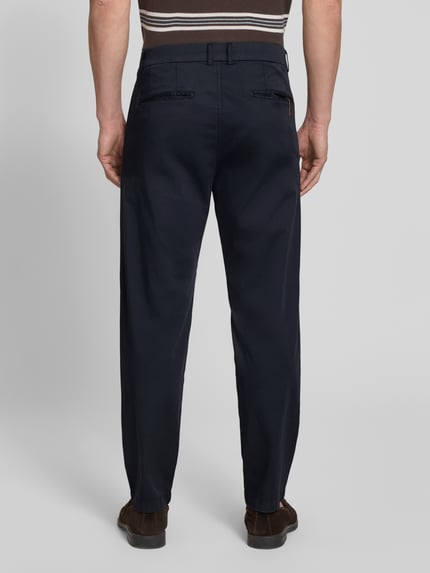 Männermodel trägt Anzughose mit Biesen und französischen Eingrifftaschen von CINQUE aus Baumwoll-Mix mit Stretch-Anteil, Ganzkörperansicht Rückansicht.