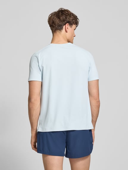 Männermodel trägt T-Shirt mit Strukturmuster Modell 'TELLER TEE' von Ellesse aus Material-Mix mit Stretch-Anteil, Regular-Fit, Logo, Rundhalsausschnitt, hellblau, Rückenlänge bei Größe M 67 cm, Ganzkörperansicht Rückansicht.