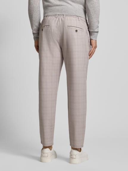 Männermodel trägt Stoffhose mit elastischem Bund von MCNEAL in Beige mit feinem Muster, französische Eingrifftaschen, Ganzkörperansicht Rückansicht. Stoffhose aus Material-Mix mit Viskose-Anteil, gerader Schnitt, Tunnelzug, Knopf- und Reißverschluss, Gesäßtaschen, Bundweite 42 cm, Innenbeinlänge 72 cm bei Größe M.