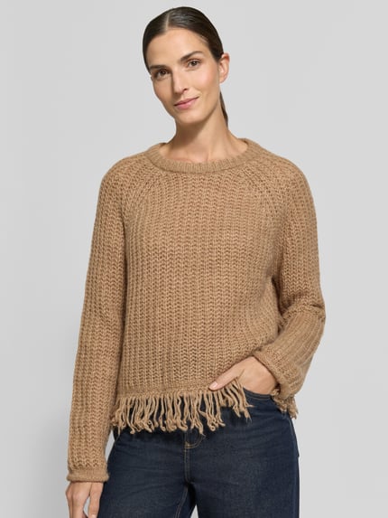 Frauenmodel trägt Regular Fit Strickpullover aus Woll-Mix mit Fransen von Smith and Soul, beige Farbton, grobe Strickstruktur, Rundhalsausschnitt, Rückenlänge 46 cm, Ärmellänge 73 cm, Nahaufnahme Oberkörper.