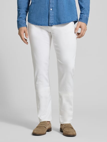 Männermodel trägt weiße Straight Fit Jeans aus Baumwoll-Mix Modell 'Arne Pipe' von MAC, 5-Pocket-Design, Nahaufnahme Oberkörper.