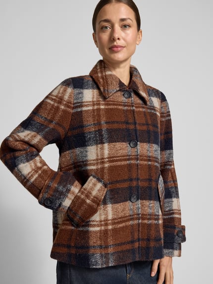 Frauenmodel trägt Jacke im Allover-Look mit Pattentaschen Modell 'JOLA' von CINQUE, kariertes Muster in Braun, Beige, Blau, Nahaufnahme Oberkörper.