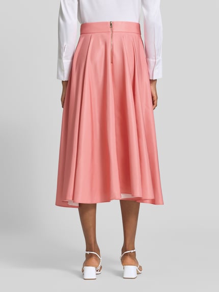 Frauenmodel trägt Midirock mit floralem Print Modell 'Darra' von Ted Baker, A-Linie, Reißverschluss, Rosa, fließender Stoff, Ganzkörperansicht Rückansicht. Bundweite 37 cm, Länge 76 cm bei Größe 36.