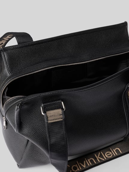 Produktfoto, schwarzer Shopper aus Baumwoll-Mix von CK Calvin Klein mit strukturierter Oberfläche und sichtbarem Markenschriftzug, Damen.