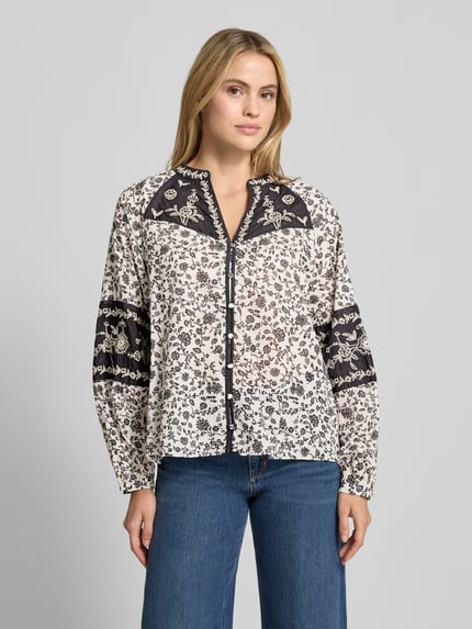 Vrouwenmodel draagt Regular Fit Bluse mit V-Ausschnitt und Stitchings van Milano Italy, katoen, allover-look, knoopsluiting, wit-zwart, vooraanzicht bovenlichaam