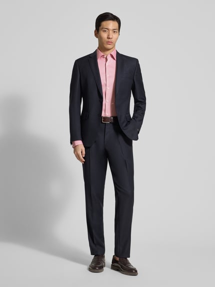 Männermodel trägt Regular Fit Freizeithemd aus Baumwoll-Mix Modell 'H-JOE-K-C1-261' von BOSS, kariert, Ganzkörperansicht von vorne.