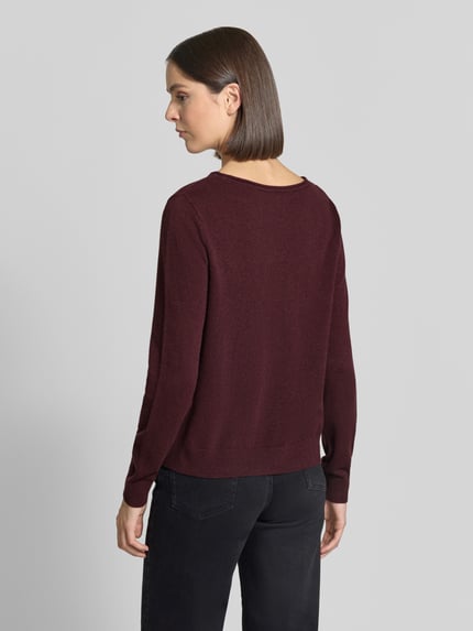 Frauenmodel trägt Regular Fit Pullover aus Schurwoll-Kaschmir-Mix Modell 'Lisa' von Brax in Dunkelrot mit feiner Textur, Ganzkörperansicht Rückansicht, Damen Pullover von Brax.