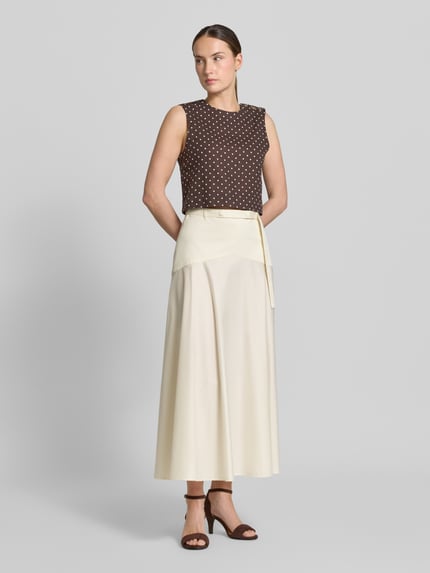Vrouwenmodel draagt Regular Fit midi-rok uit katoenmix model 'VUSOLA' van BOSS, effen kleuren, popeline, midilengte, riemlussen, naadritssluiting, voorkant, volledige lichaamsweergave