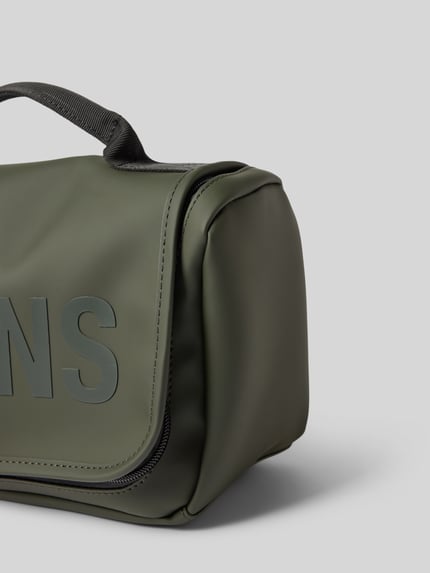 Produktfoto, kosmetyczka Kulturtasche mit Label-Print Model 'Texel Wash' od Rains, kolor zielony, matowa tekstura, zapinany na zamek błyskawiczny dookoła, nadruk z logo, Główna przegroda, przegródka wewnątrz, siateczka wewnątrz, Szerokość w rozmiarze 1: 26 cm, Długość w rozmiarze 1: 18 cm, Głębokość w rozmiarze 1: 12 cm, długość paska na ramię w rozmiarze 1: 19 cm