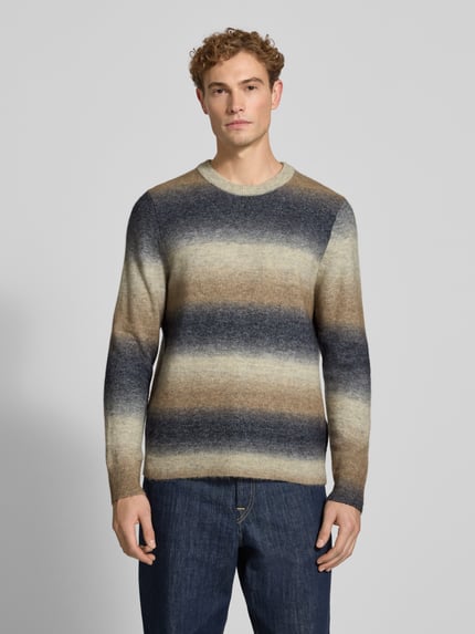 Männermodel trägt Strickpullover mit Rundhalsausschnitt Modell 'AIDEN' von Samsøe Samsøe in Beige-Braun-Grau, Material-Mix, Ganzkörperansicht von vorne.