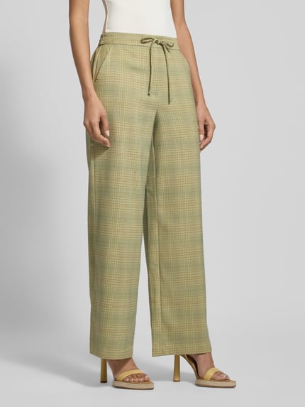 Vrouwenmodel draagt Wide Fit stoffen broek met viscose van ICHI, elastische materiaalmix, steekzakken, model 'Joli', voorkant, geheel lichaam.