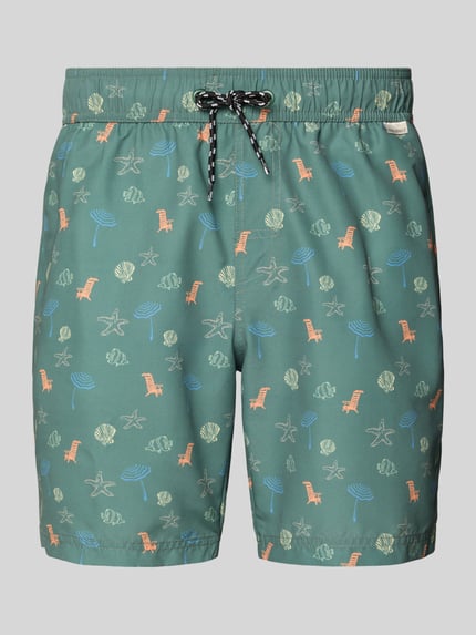 Produktfoto, groene zwembroek van Blend model 'BHRINGWAR MINI' met loose fit, elastische band met tunnelkoord, labeldetail, zij-steekzakken, strookzak aan de achterkant, kleurrijke print met stoelen en schelpen