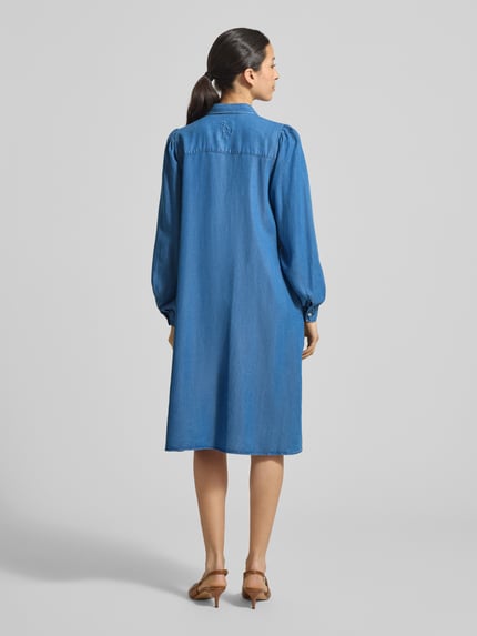 Frauenmodel trägt knielanges Hemdblusenkleid in Denim-Optik von Smith and Soul aus Lyocell, gerader Schnitt, Rückenansicht, Ganzkörperansicht.