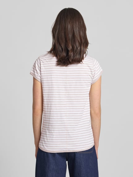 Männermodel trägt T-Shirt mit Streifenmuster und Rundhalsausschnitt von Christian Berg Woman z bawełny ekologicznej, krój regular fit, wzór w paski, okrągły dekolt, długość tyłu w rozmiarze S: 69 cm. Ganzkörperansicht Rückansicht