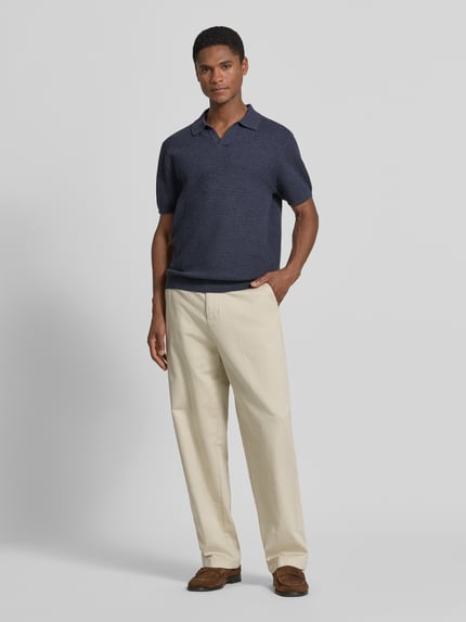 Męski model nosi Regular Fit Poloshirt in Strick-Optik od JAKE*S STUDIO MEN, bawełna, kołnierzyk polo, krótki rękaw, imitacja dzianiny, granat, jasny beż, gładkie faktury, całkowity widok z przodu.