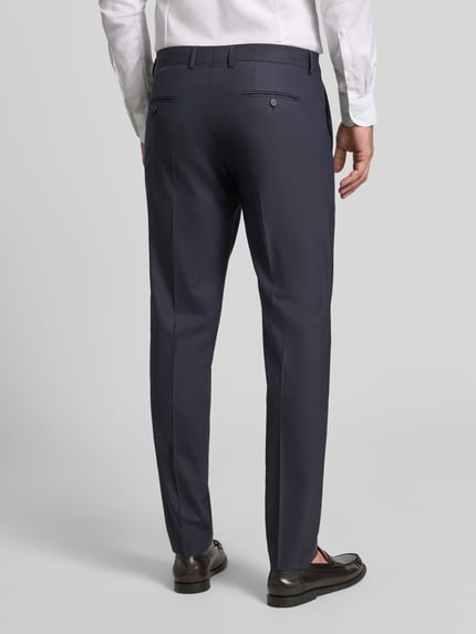 Männermodel trägt Straight Fit Hose mit Bügelfalten Modell 'Totti' von CINQUE in Dunkelblau, glatte Textur, Ganzkörperansicht Rückansicht. Herren Hose, Haken- und Reißverschluss, Bundweite 44 cm, Innenbeinlänge 82 cm bei Größe 50.