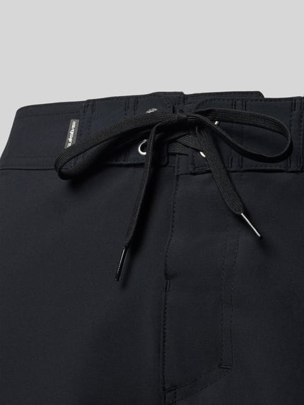 Produktfoto, schwarze Regular Fit Shorts mit Logo-Stitching Modell 'Kaimana' von Quiksilver, elastischer Material-Mix, Schnürverschluss, Nahaufnahme Vorderseite.
