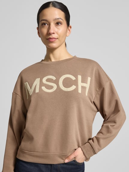 Vrouwenmodel draagt Sweatshirt met oversneden schouders van MSCH Copenhagen in katoenmix, recht fit, model 'Mela Briena', ronde hals, vooraanzicht bovenlichaam