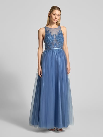 Frauenmodel trägt Regular Fit Abendkleid floraler Spitzenbesatz von Laona in Blau mit semitransparentem Mesh, floraler Spitze, Zierbesatz, ärmellos, tailliertem Schnitt und Rundhalsausschnitt, Ganzkörperansicht von vorne.