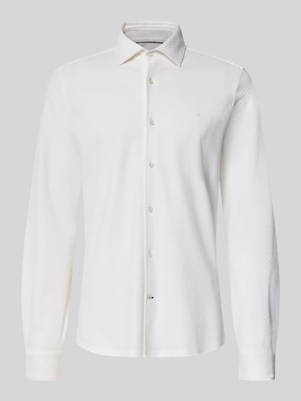 Produktfoto, Slim Fit Business-Hemd mit Haifischkragen Modell 'Phil' von JOOP! COLLECTION aus Reine Baumwolle, weißes Strukturmuster, Label-Stitching, klassische Knopfleiste, glatte Textur.