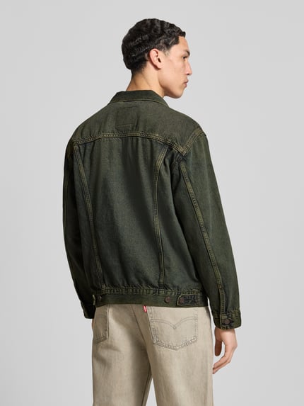 Mannelijk model draagt Relaxed Fit Jeansjacke aus reiner Baumwolle Modell 'TRUCKER' van Levi's®, denim used look, lange mouwen, borstzakken, label patch, zijzakken, eenrijige knoopsluiting, katoenen materiaal, geheel van achteren.