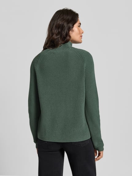 Frauenmodel trägt Regular Fit Pullover aus reiner Baumwolle von Marc O'Polo in Dunkelgrün, gerippte Struktur, Ganzkörperansicht Rückansicht. Damen Pullover von Marc O'Polo.