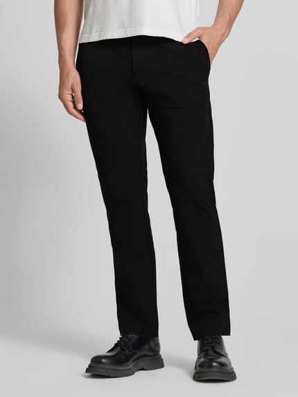 Männermodel trägt Slim Fit Hose mit Gesäßtaschen von MCNEAL in Schwarz, mit Knopf-Reißverschluss und Eingrifftaschen, Nahaufnahme Unterkörper.