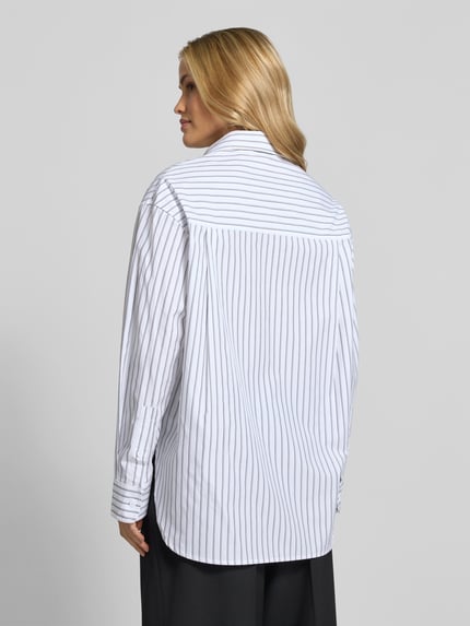 Vrouwenmodel draagt Regular Fit Hemdbluse aus Baumwolle van Anine Bing met verticale strepen, puur katoen, langemouwen, zijsplitten, ruglengte bij maat 36 79 cm, mouwlengte bij maat 36 58 cm, productfoto, volledig rugaanzicht.