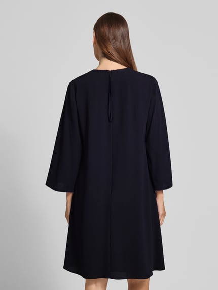 Vrouwenmodel draagt Knielanges Kleid met V-hals van Windsor in donkerblauw, model in A-lijn, franjes, ruglengte 98 cm, borstwijdte 46 cm, mouwlengte 55 cm, geheel effen, vloeiende stof, knielengte, rugaanzicht