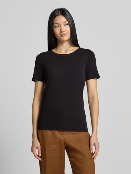 Kobiece modelka nosi czarny t-shirt Regular Fit T-Shirt aus reiner Baumwolle od s.Oliver RED LABEL, widok całej sylwetki od przodu.