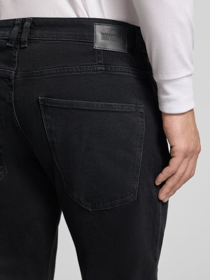Männermodel trägt Straight Fit Jeans im 5-Pocket-Design von Drykorn in Schwarz, Baumwoll-Mix, Detailaufnahme Rückansicht.
