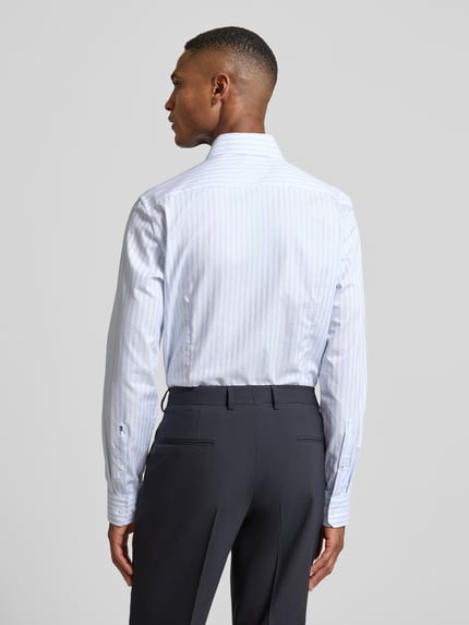 Männermodel trägt Slim Fit Business Hemd aus Baumwolle mit Kentkragen von SEIDENSTICKER, weiß-blau gestreift, Rückenansicht, Ganzkörperansicht.