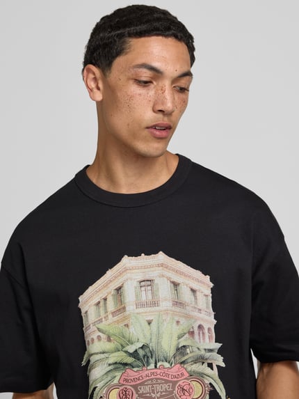 Mannenmodel draagt T-shirt met motiefprint model 'MENTON' van Jack & Jones van puur katoen in relaxed fit, ronde hals, ruglengte maat M 71 cm, Nahaufnahme bovenlichaam.