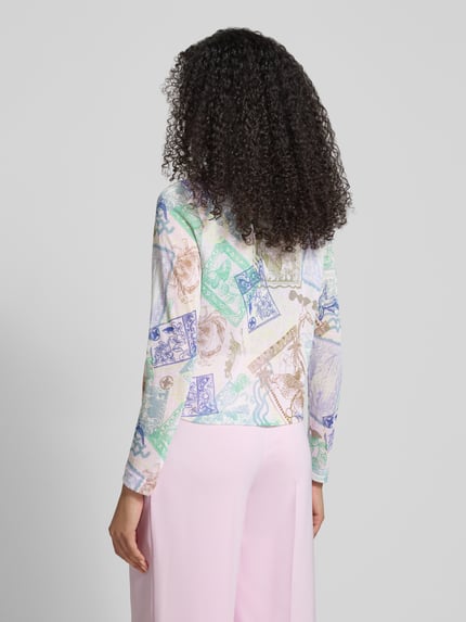 Frauenmodel trägt Strickjacke im Allover-Look mit Rundhalsausschnitt von Marc Cain, Baumwoll-Mix, Regular-Fit, Knopfleiste, Rückenlänge 54 cm, Ärmellänge 62 cm, pastellfarbene Muster und glatte Textur, Ganzkörperansicht Rückansicht.
