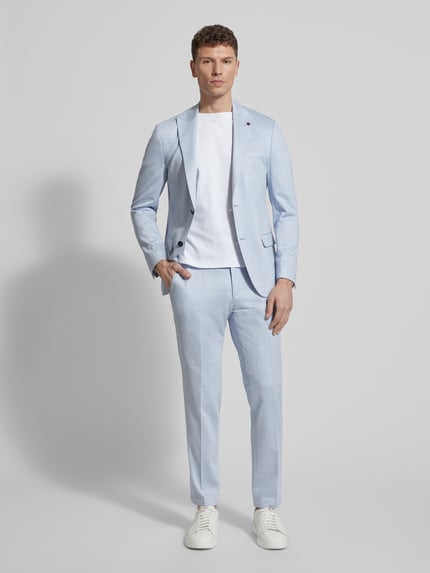 Männermodel trägt Regular Fit Blazer aus Viskose-Mix mit Zierbesatz von Roy Robson in Hellblau, Reverskragen, Ganzkörperansicht von vorne.