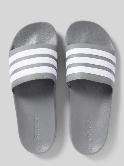 adidas Sportswear Klapki z napisem z logo Średnioszary 3
