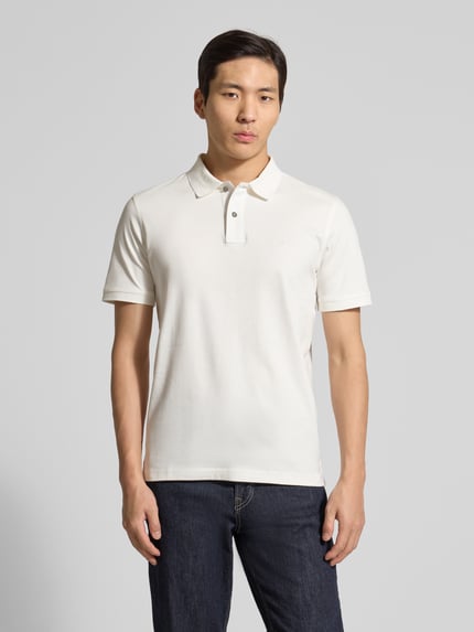 Männermodel trägt Regular Fit Poloshirt mit Logo-Stitching von Fynch-Hatton in Cremeweiß, reine Baumwolle, Polokragen, Ganzkörperansicht von vorne.