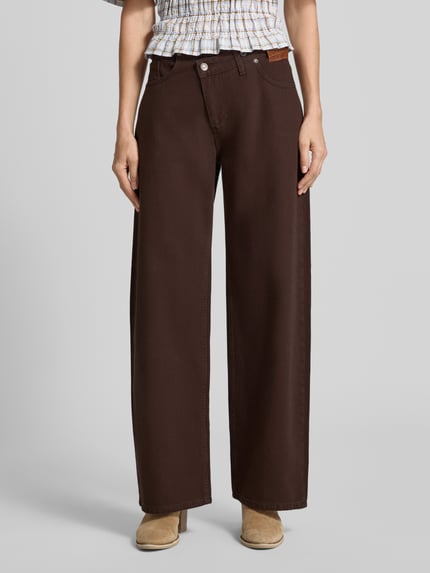Frauenmodel trägt Wide Fit Jeans aus reiner Baumwolle in asymmetrischem Look von Liu Jo White, dunkelbraun, 5-Pocket-Design, Nahaufnahme Oberkörper.