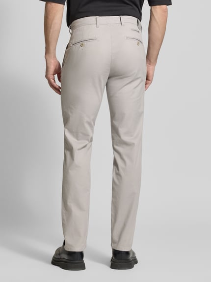 Mannelijk model draagt Slim Fit stoffen broek met achterzakken Model 'Fabio' van BRAX in beige katoenmix, volledige rugaanzicht. Heren, elastische katoenmix, steekzakken, muntzakje, knoop- en ritssluiting, bandwijdte 44 cm, binnenbeenlengte 81 cm.