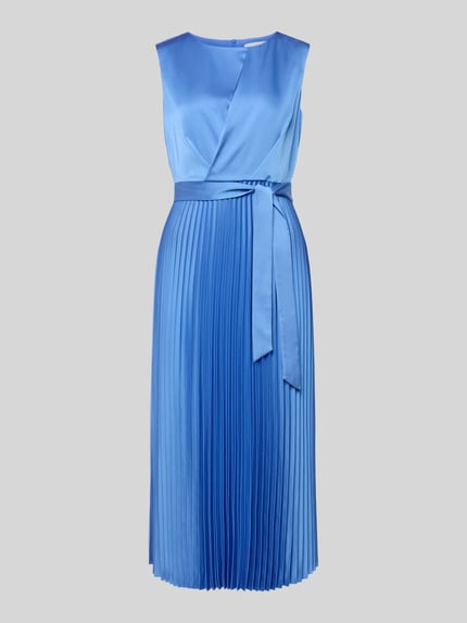 Produktfoto, Midikleid mit Plisseefalten und Bindegürtel von Comma aus Material-Mix mit Stretch-Anteil, A-Linie, leuchtendes Blau, strukturierte Oberfläche
