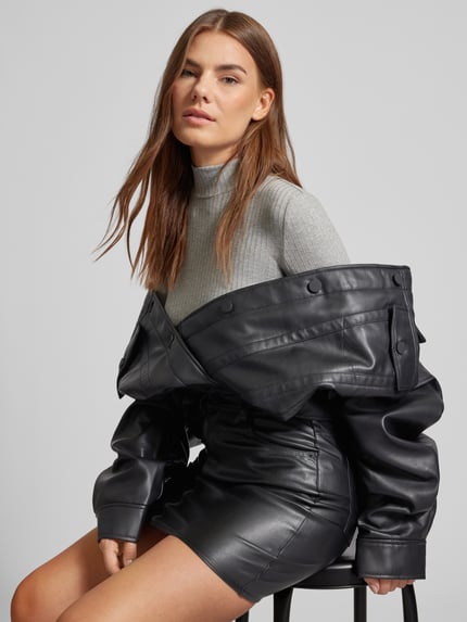 EDITED Kurtka koszulowa z imitacji skóry z kieszeniami z patką model ‘Breanna’ Metaliczny czarny 3